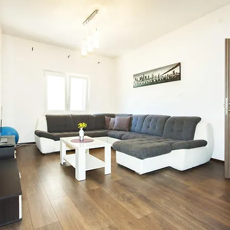 Apartman Lucia Apartment